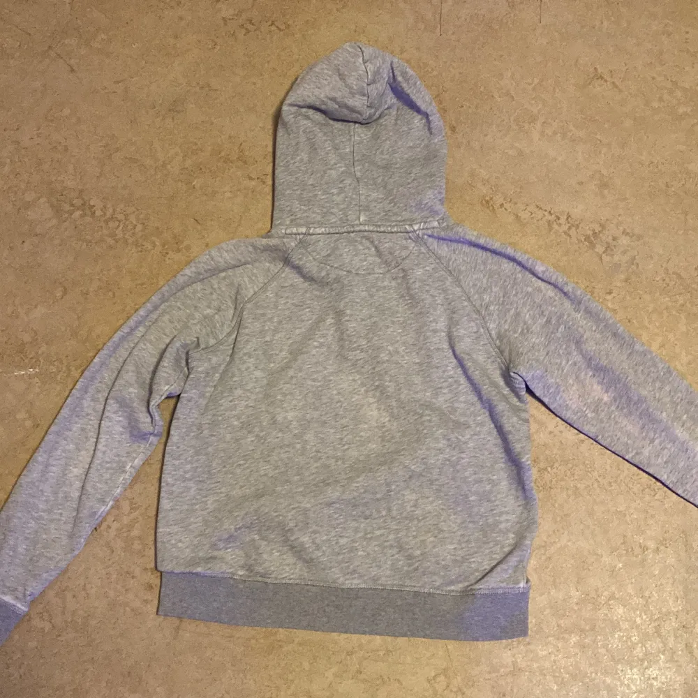 Grå gant hoddie den har fläckar på sig som är ljus rosa vet inte var de är ifrån säljer därför as billig priset ligger på 100kr men kan sänkas lite. Hoodies.