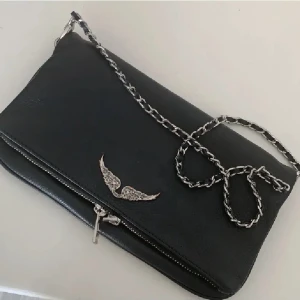 Zadig väska  - Superfin Zadig väska jag inte använder längre, ligger bara och dammar. Dom kostar 3500 tusen ny. Som ni ser är den helt felfri i lädret ända är att lite av metallen runt om vingarna blivit lite mörkare. 