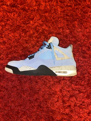 Air Jordan 4 Retro ‘University Blue’ - Air Jordan 4 Retro ‘University Blue’ Jag vill sälja dom för att dom  passar inte min outfit. Har använt dom lite typ 4 gånger. Storlek 44  Har kvitto kvar om det behövs 
