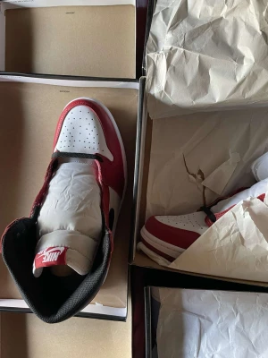 Nike Air Jordan 1 Chicago 2015 - Säljer ett par riktigt schysta jordans för ett utmärkt pris. Dem är lite använde men i extremt bra skick. Om ni vill ha mer bilder kan ni få det!