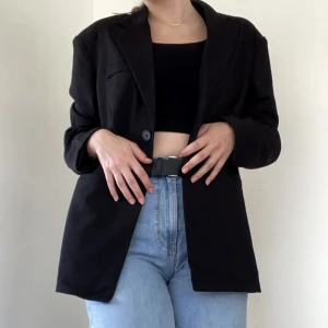 Kostym jacka - Fin oversized kostym jacka. I storlek S men den är ganska stor. Har små axelvaddar. Är aldrig använd🖤