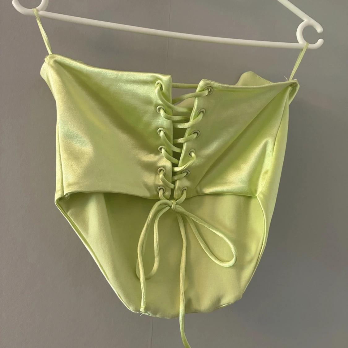 Grön satin topp - 90