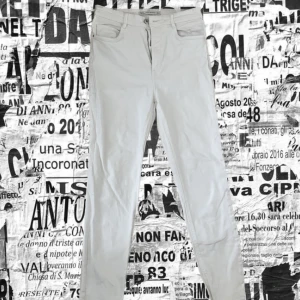 Straight/skinny vita Jeans - Detta är mina mammas gamla jeans som hon inte använder längre. Men de är i bra skick och fortfarande väldigt vita🫶  De är från zara och är bra i passform<3