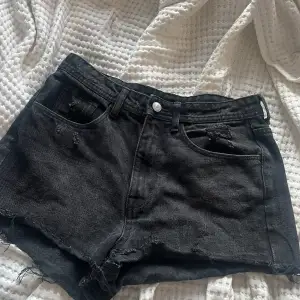 Jeans shorts med små slitsar/ slitningar på några ställen. Står att de är highwaist men de är dem verkligen inte. Aldrig använda. 