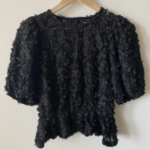 Svart topp med blommor  - Svart Mimmi topp från Gina Tricot. Enbart testad. Nypris 399kr