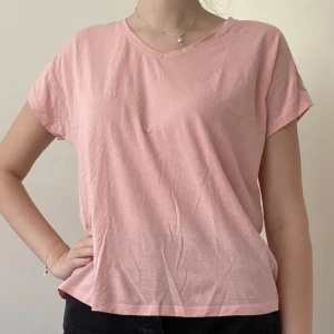 T-shirt från Nightwear - T-shirt från Nightwear i storlek S men skulle säga M. Använd fåtal gånger därav nyskick. Säljer pga att den inte används. 