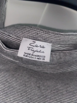 Of shoulder crop top  - En super snuff of shoulder crop top from Zara I bra skick men används inte längre 