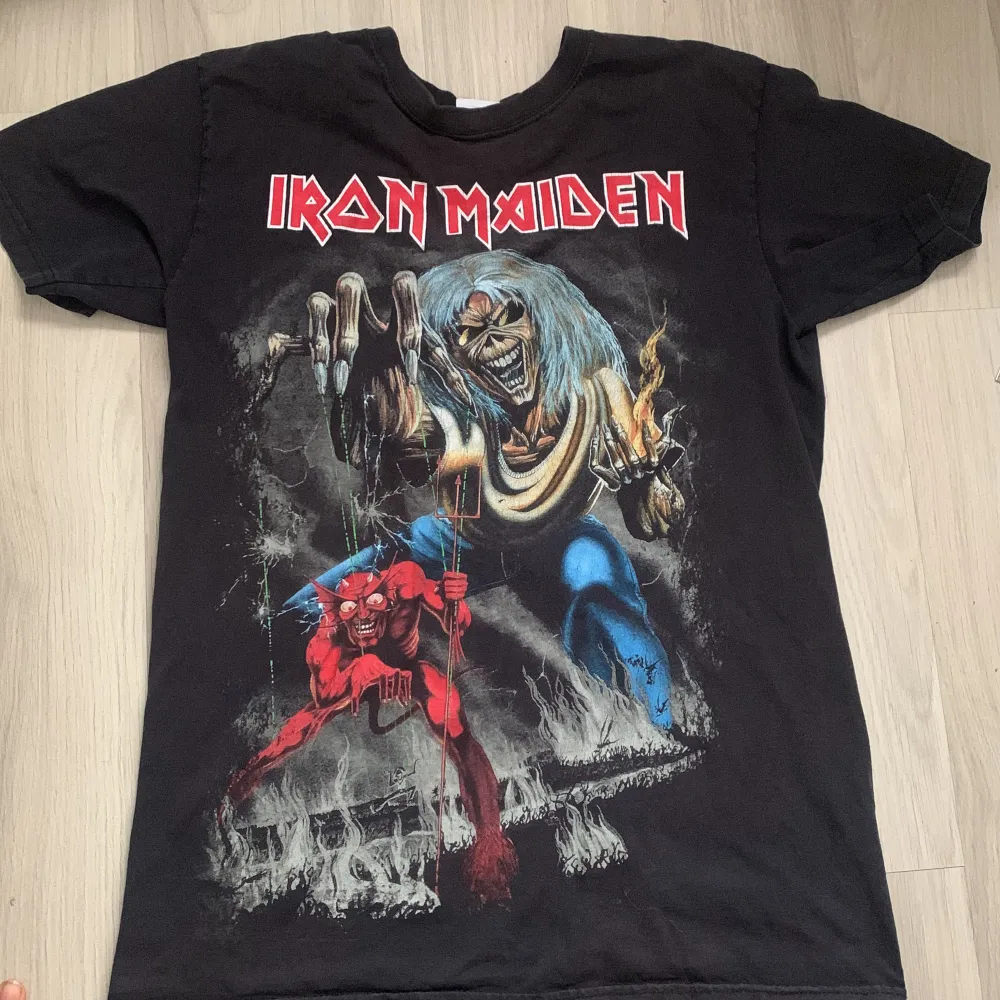 Iron Maiden t-Shirt svart använd 1 gång, bra kvalitet, storlek S herr så den är lite större. . T-shirts.