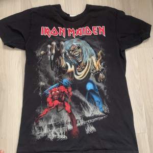Iron Maiden t-Shirt svart använd 1 gång, bra kvalitet, storlek S herr så den är lite större. 