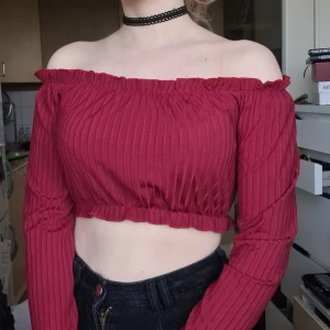 Vinröd topp - Vinröd off-shoulder topp. Ribbad topp med söta detaljer i krage, ärmar och längst ner. Helt ny och aldrig använd 