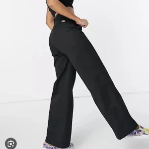 Dickies kostymbyxor  - Säljer mina dickies kostymbyxor på grund av att dom är försmå och använda fåtals gånger💓