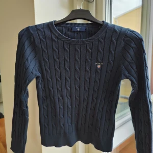 GANT tunnare tjocktröja - Stretchig Gant tunnare hoodie utan luva. Den är liten i storlek.  Kan skickas eller hämtas i Åkarp