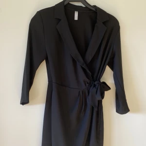 Playsuit - Säljer dennna fina playsuit som är som en kavaj med axelvaddar, den är i storlek S och har aldrig används 