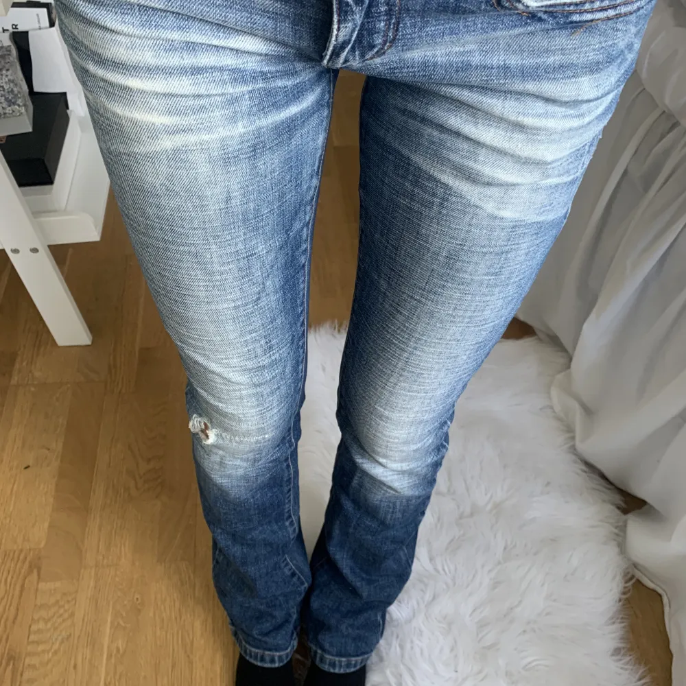 Snygga lågmidjade jeans från Only! Har ett litet hål men jag tycker de passar till jeansen då de har en sliten effekt! Passar perfekt på mig som är 161cm och vanligtvis bär 32/34 i jeans🩷. Jeans & Byxor.