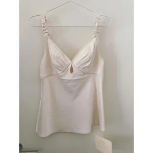 Linne från Adoore oanvänt storlek 38 - Adoore nimes singlet white  Ny med prislappar kvar. Säljes på grund av ångrat köp. Nypris 495kr
