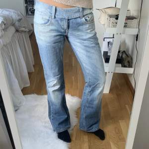 Lågmidjade jeans från Diesel! Supersnygga lågmidjade jeans som passar på mig som är 161cm lång och vanligtvis bär 32/34 i jeans. Lite stora i midjan, men de funkar. Bra skick. Lite smutsiga vid ena framfickan, men inget man tänker på! Skriv om bild 💛