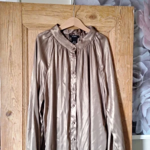 Olivgrön klänning  - Långärmad klänning i silkesliknande tyg  Endast använd 1 gång Pris kan diskuteras 