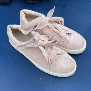 Skor - Stl 39. Pull and bear. Kan mötas upp men även fraktas