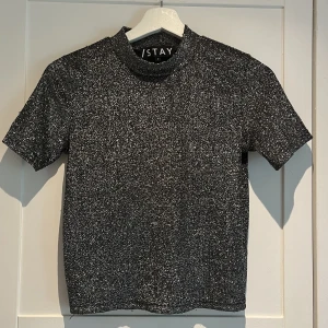 Glittrig festtopp - Glittrig festtopp i strl S 