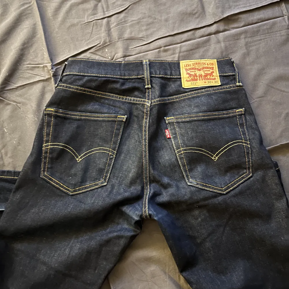 Ett par levis jeans, typ aldrig använt så bra skick. Skriv för fler bilder.. Jeans & Byxor.