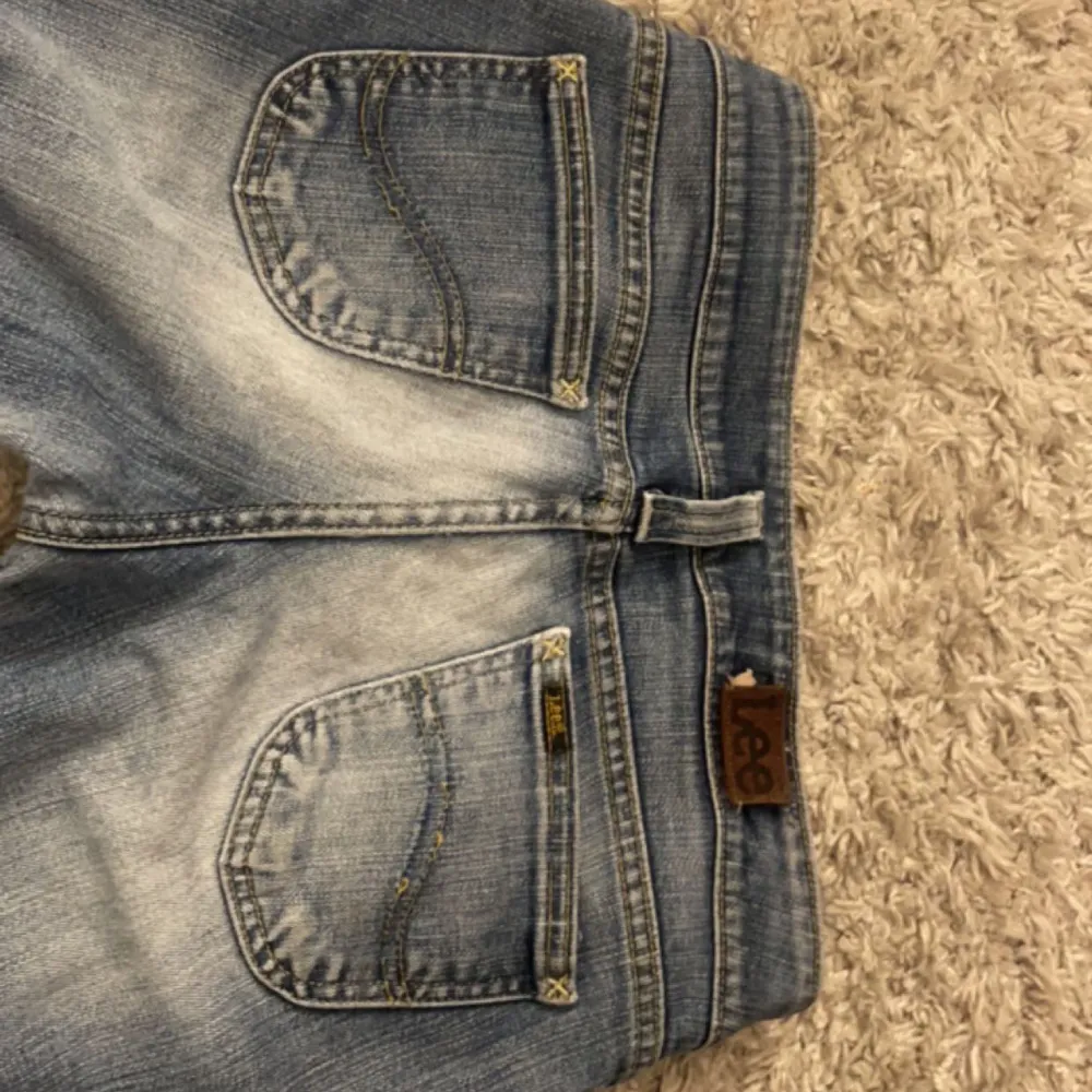 säljer dessa as snygga lågmidjade jeans då de inte kommer till användning!! bra skick förutom att jag har gått upp de längst ner, men inget man tänker på. skriv privat för mer bilder eller mått 💞. Jeans & Byxor.