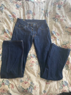 Lågmidjade bootcut jeans! - Lågmidjade bootcut jeans från lee, jättefint skick. Står ingen storlek i men är lite stora för mig som har typ xs så skulle gissa på S!