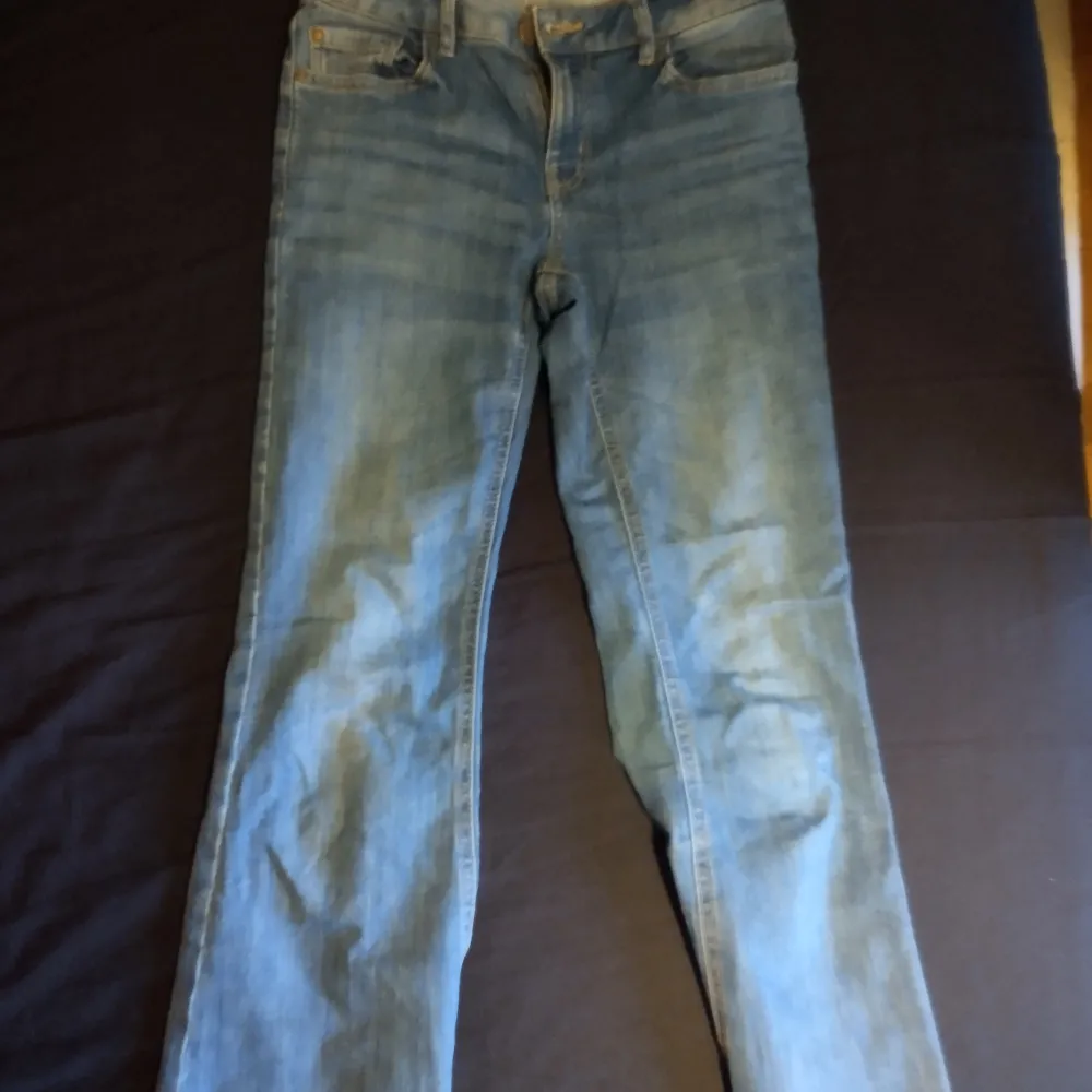 Slim fit jeans med Bootcut  från Lindex. Tjej modell stl 158. Fint skick . Jeans & Byxor.