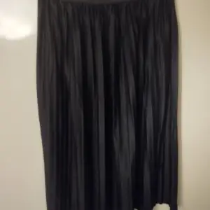 Snygg svart plisserad kjol från Jacqueline de yong