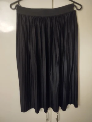 Svart plisserad kjol - Snygg svart plisserad kjol från Jacqueline de yong