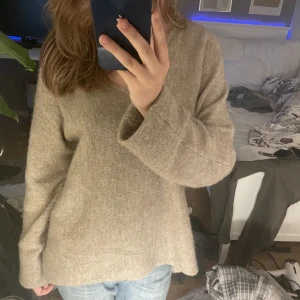 Stickad tröja  - En fin beige stickad tröja knappt använd, säljs för att jag inte tycker den passar min stil❤️ den är storlek M men skulle säga den sitter som en S