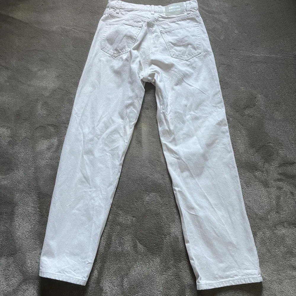 Ett par snygga vita dr denim jeans. Strlk 28/32. De är i väldigt bra skick, inte använda särkilt mycket. Köpta för 600 :- Säljs för 300 :-  Skriv vid intresse!. Jeans & Byxor.