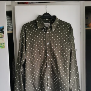 Prickig manskjorta - Olivgrön skjorta, storlek M. Meddela om du har frågor. 