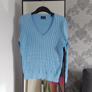 Tröja Gant - Ljusblå tröja från Gant sparsamt anvönd