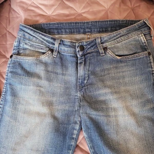 Lågmidjade jeans  - Jätte fina jenas från wrangler. Jeansen är inte använda, väldigt lågmidjade, inte jättepösiga med samtidigt är dem inte för tajta.