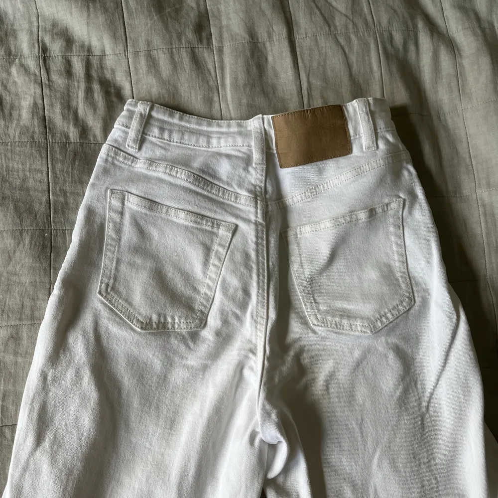 Ett par vita jeans från H&M i stl 34, jeansen är högmidjade och straight i passformen. Tyvärr passar jag dem inte längre, de är lite korta i benen på mig (jag är ca 166cm lång)🤍. Jeans & Byxor.