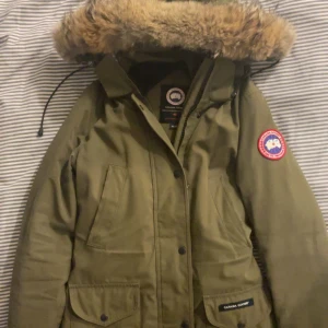 Canada goose  - Jackan kmr tyvärr inte till andvändning, därför säljer jag den, hör av dig för intresse.🤎