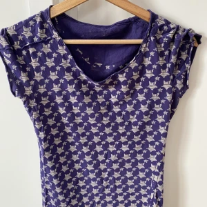 T shirt - T-shirt mörkblå. Passar både bra för S och XS