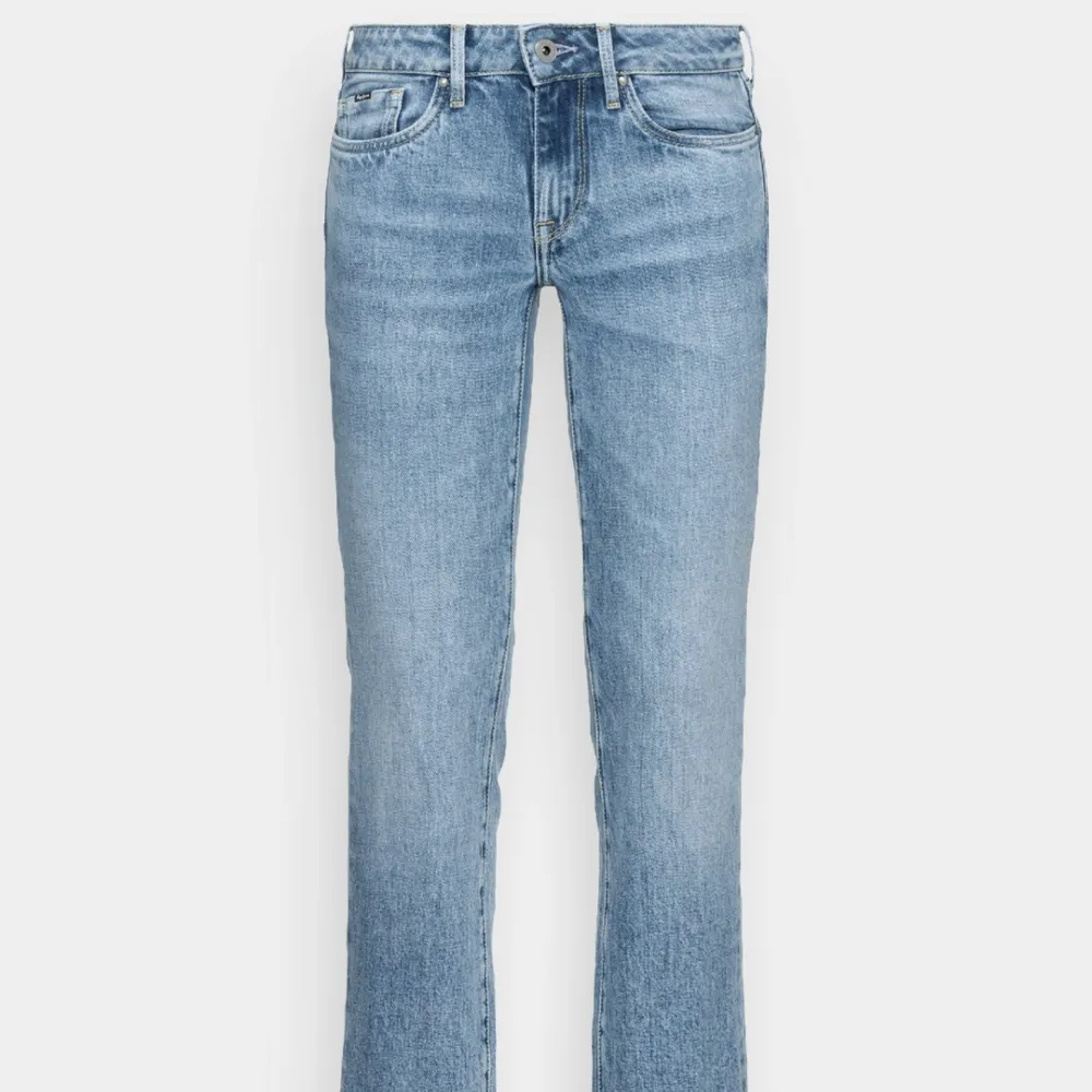 Säljer dessa Lågmidjade pepe jeans som är helt slut på Zalando. Säljer då dom inte alls kommit till anständig och är så gott som nya. Köpta för 949 kr. De är i den längsta längden så sitter perfekt på någon som är 160-170 ungefär. . Jeans & Byxor.