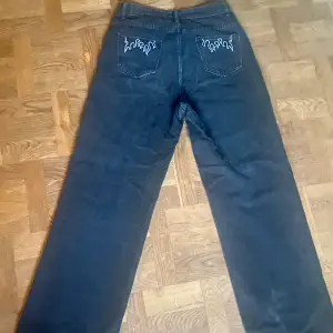 Svarta vida jeans med hög midja. Snygga på! Storlek 38/170. Kr 50