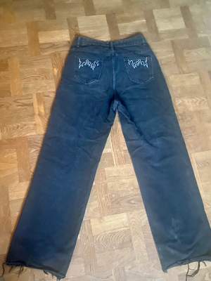 Svarta vida jeans med hög midja. Snygga på! Storlek 38/170. Kr 50