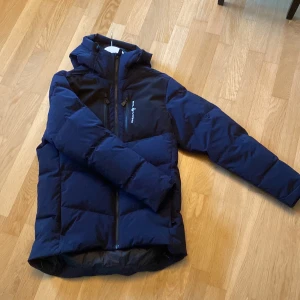Sail Racing Patrol Down Jacket - Säljer en sailracing jacka i 10/10 skick. Perfekt jacka för vintern då den håller dig varm i väldigt kalla förhållanden. Inprincip helt ny då jag använde jackan 2 gånger men säljer den pga att den inte passar mig.  Kom dm för mer info