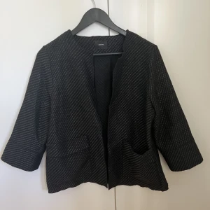 Trekvartsärmad jacka - Supersnygg trekvartsärmad jacka från Someday! Har inte kommit till användning då den är lite för liten för mig :( passar S/M skulle jag säga, och inga defekter💕