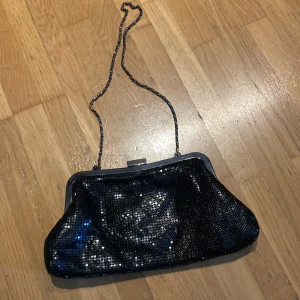 Portmonnä väska  - Klädd med paljetter av metall 
