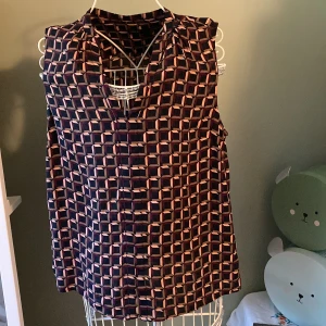 Kortärmad blus - Snygg blus till vardagen. Inköpt på MQ för några år sedan. Sparsamt använd. Snygg till både dressade byxor som till jeans. Storlek 40. 