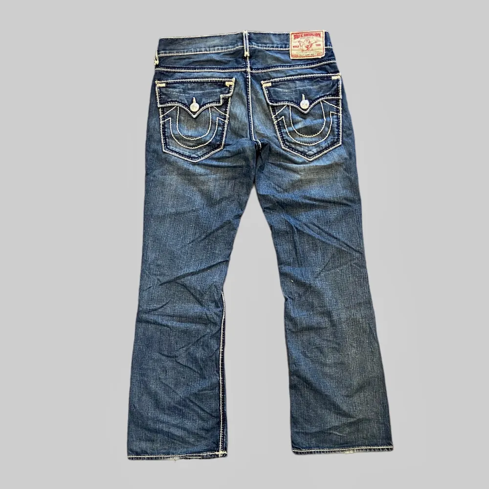 True religion jeans med baggy passform och utsvängning. Mått: Längd: 112 cm.  Midja: 46 cm. Benöppning: 26cm. Innerbenslängd: 80 cm. Hör av dig vid fler frågor!💙. Jeans & Byxor.