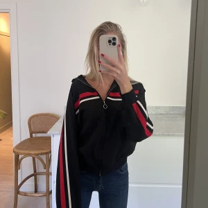 Långärmad tröja med dragkedja  - Tröja från Zara. Sparsamt använd, hittar inget att anmärka på.💛 Storlek xs (skulle säga att den är stor i storleken!) 