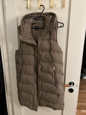 Väst från zara - Grön väst från zara med guld detaljer i storlek s