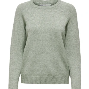 Ljusgrön stickad tröja💚🤍 - Superfin stickad tröja från only, använd ca 3 gånger så i superfint skick!!🤍💚färgen framkommer bäst på första bilden, dock är den mer grön i verkligheten 🙈