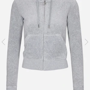 Juicy couture  - En grå juicy couture kofta, relativt använd men i gott skick. Inga större defekter. Fler bilder privat! 🥰