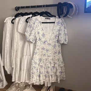 Zara klänning - Superfin klänning från Zara i stl:xs Använd ett fåtal gånger och är i fint skick😍 Hör av dig vid intresse❣️